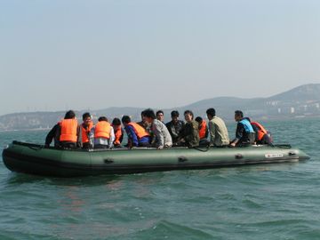 China Barco deportivo hinchable negro PVC / Hipalon Barco de ferry hecho a mano con gran capacidad proveedor
