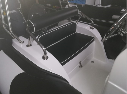 Barco inflable rígido de 13 pies con cabina trasera y consola central. proveedor