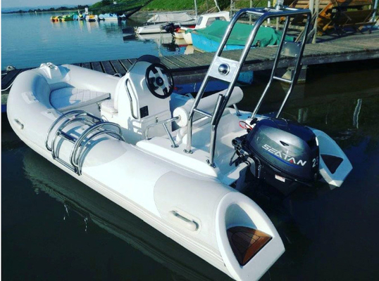 Barco hinchable de fondo duro de 2022 con cabina trasera y fibra de vidrio proveedor