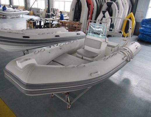2022 barcos de casco rígido inflables de 430 cm de longitud con consola, asiento, tanque de combustible con costilla 430A proveedor