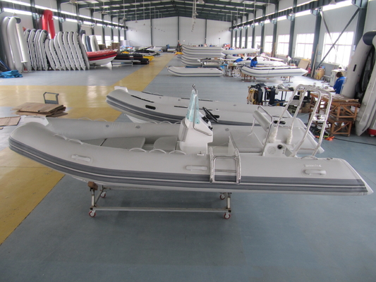2022 barcos de casco rígido inflables de 430 cm de longitud con consola, asiento, tanque de combustible con costilla 430A proveedor