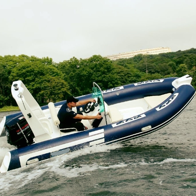 Barco hinchable de fondo duro de 2022 PVC o costilla de hipalón480B con tanque de combustible más colores proveedor