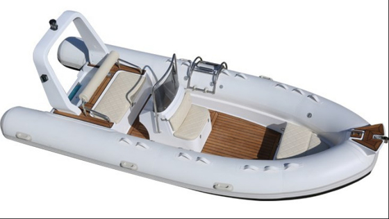 Barco con costillas rígidas de PVC de 5m 500 con mesa de comedor plegable proveedor