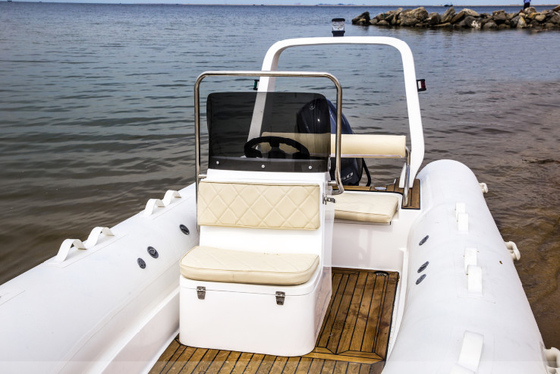 Barco con costillas rígidas de PVC de 5m 500 con mesa de comedor plegable proveedor