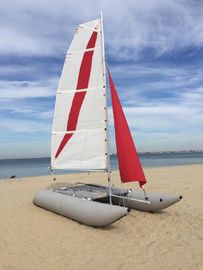 Catamarán de vela inflable blanco / rojo de 6.05 metros cuadrados Vela principal de 2.2 metros de ancho con dos velas proveedor