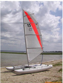 Catamarán de vela inflable blanco / rojo de 6.05 metros cuadrados Vela principal de 2.2 metros de ancho con dos velas proveedor