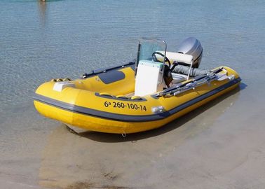 Casco de fibra de vidrio Barco de pequeñas costillas 3.9 M Estabilidad dimensional amarilla con remolque de barco proveedor