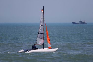 70KGS Barco de vela inflable Blanco Barcos de pontón portátiles con mástil de 5 m proveedor