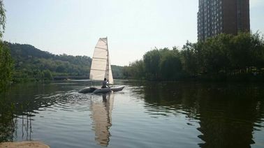 Kayak de vela con dos velas, catamarán portátil. proveedor