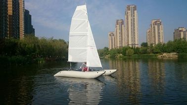 Kayak de vela con dos velas, catamarán portátil. proveedor