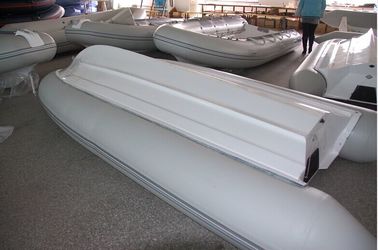 Casco de fibra de vidrio Barco de pequeñas costillas 3.9 M Estabilidad dimensional amarilla con remolque de barco proveedor