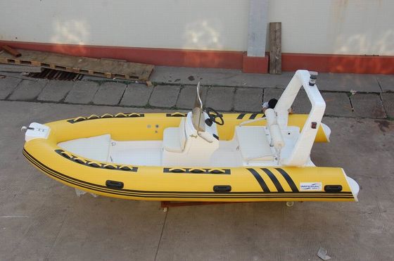 Diseño de casco único Barco de costilla pequeño 8 personas Barco inflable con piso de teca / tanque de combustible proveedor