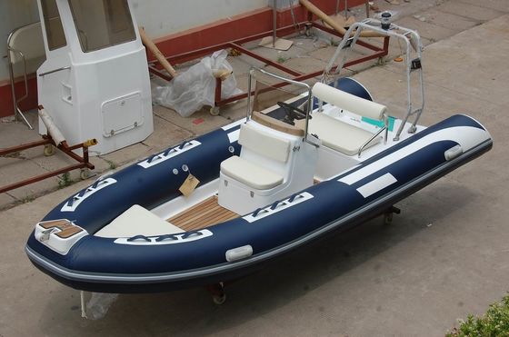 Diseño de casco único Barco de costilla pequeño 8 personas Barco inflable con piso de teca / tanque de combustible proveedor