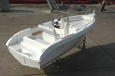 Yate de placer simple de fibra de vidrio cómodo / duradero 5.5m con cama de baño de sol proveedor