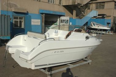 Yacht de placer de 20 pies de fibra de vidrio habitación de cabina grande con sofá / claraboya proveedor