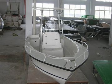 Barcos de pesca de fibra de vidrio blanco 6m fácil de instalar peso ligero para la pesca de placer proveedor