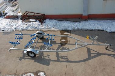 Remolque de barco de acero galvanizado de eje único 680 Cm 356 Kgs para barcos de fibra de vidrio proveedor